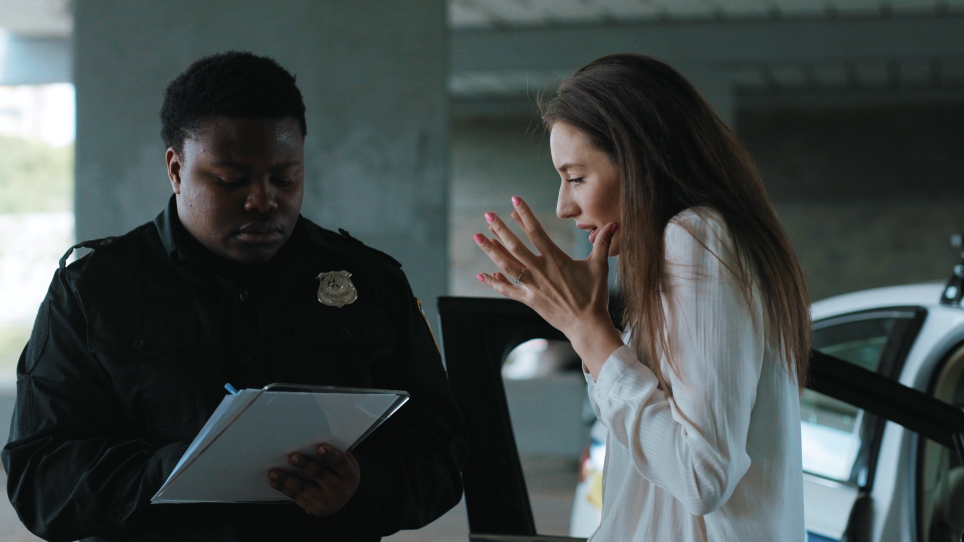 woman-talking-to-police